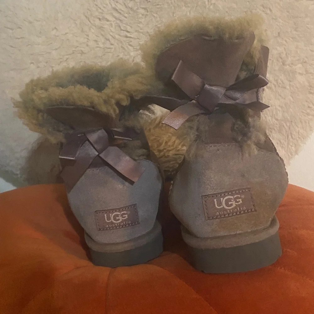 UGG Mini Bailey Bow two tone grey and brown, small flaw on right boot - Picture 4 of 13